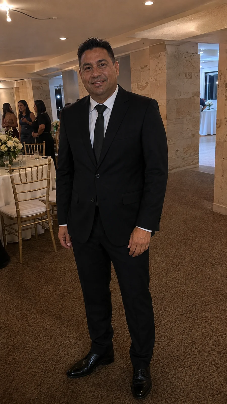 Pedro usando terno preto HONRA em Fortaleza
